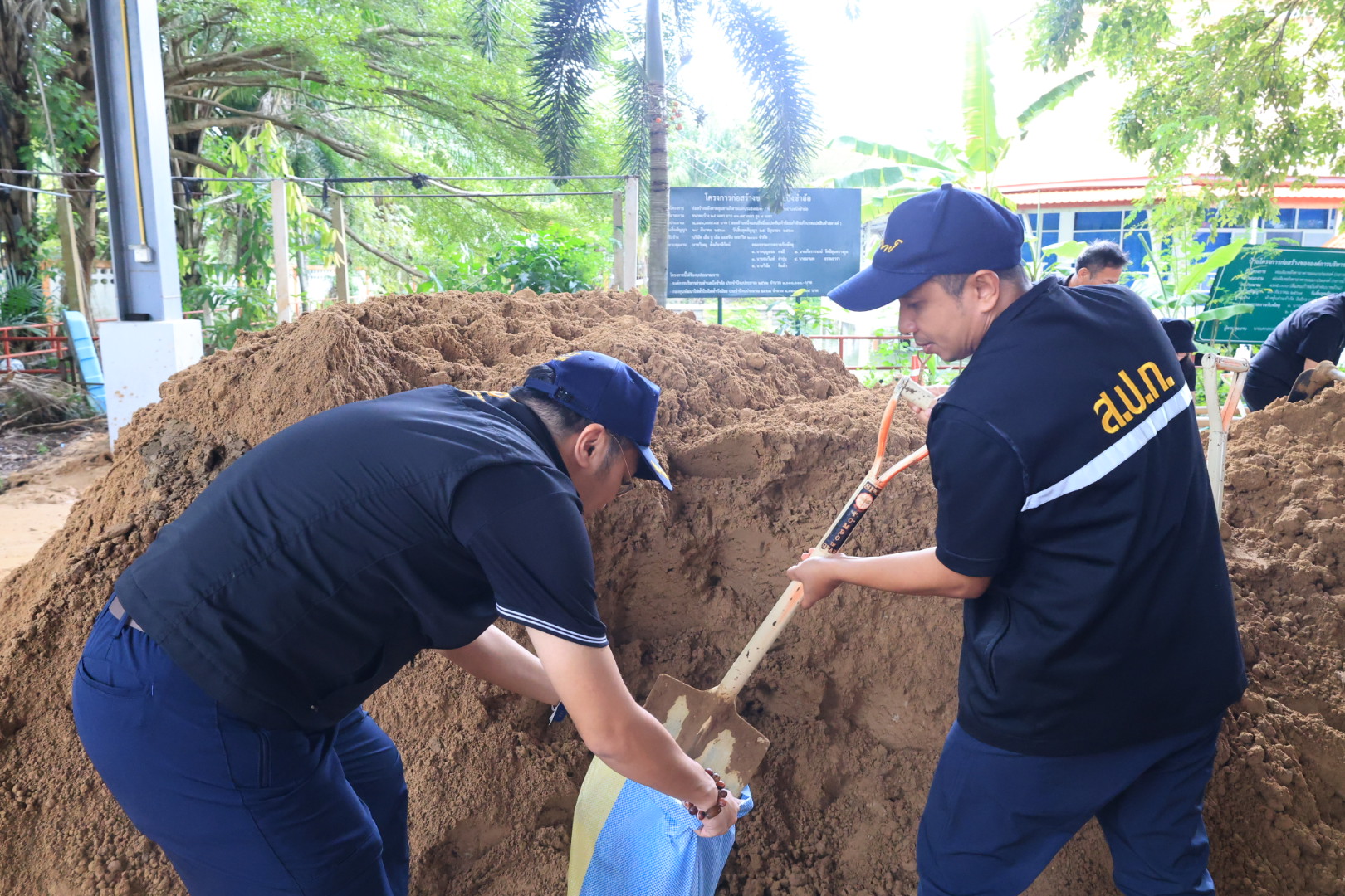 title - ส.ป.ก. ลงพื้นที่ช่วยเหลือเกษตรกรและประชาชนผู้ประสบอุทกภัย อ.หนองเสือ จ.ปทุมธานี